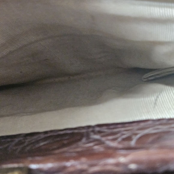 La Mode Faux Alligator Print Handbag - Picture 7 of 14